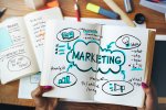 Notizbuch mit Marketingplanung darin